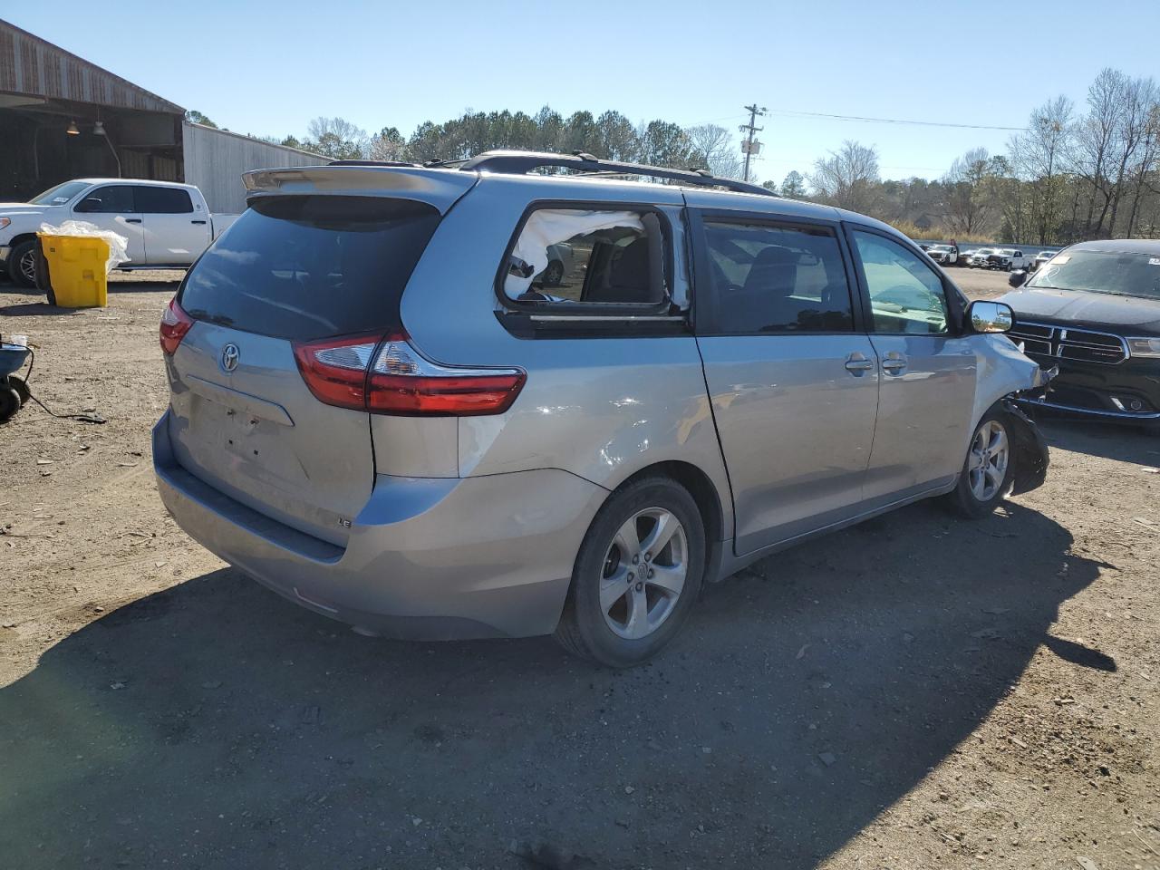 Photo 2 VIN: 5TDKK3DCXGS753910 - TOYOTA SIENNA 