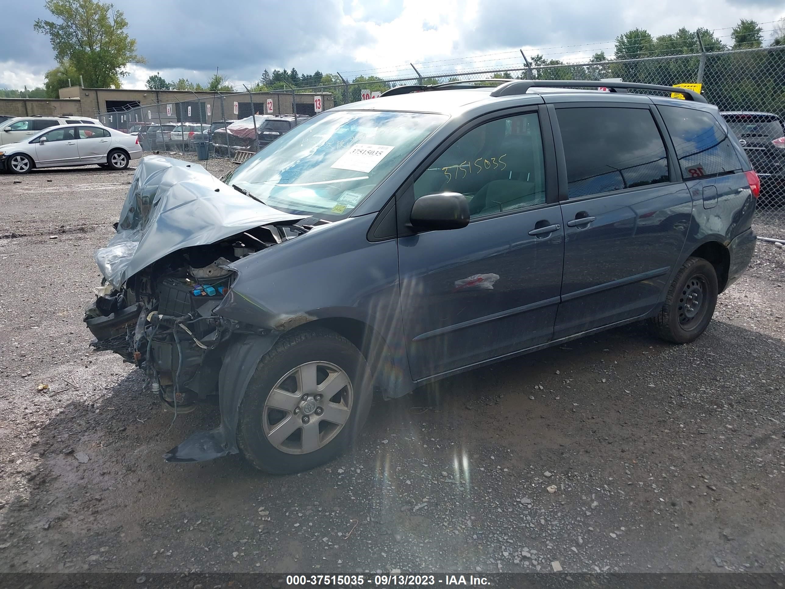 Photo 1 VIN: 5TDKK4CC0AS314553 - TOYOTA SIENNA 