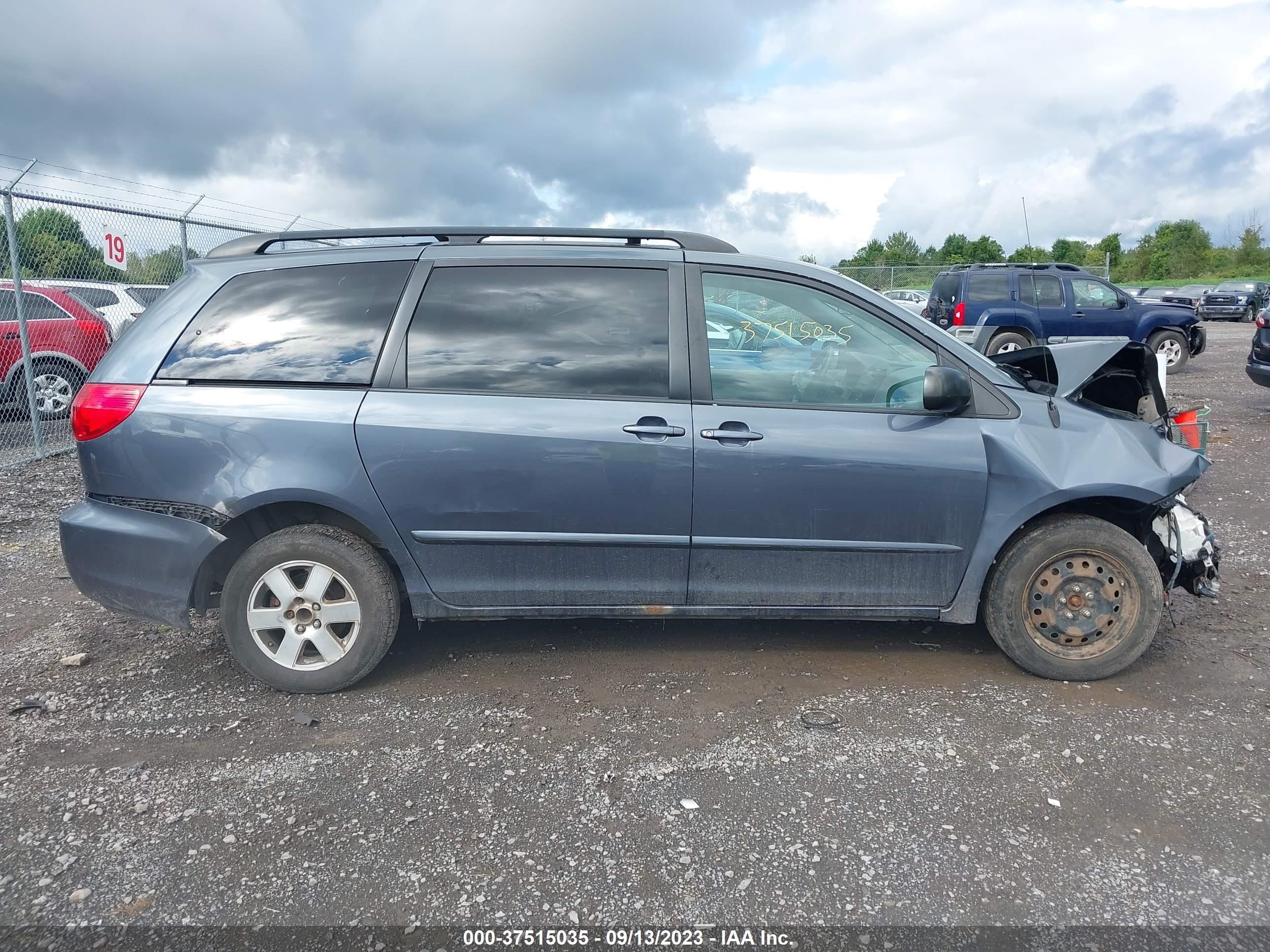 Photo 12 VIN: 5TDKK4CC0AS314553 - TOYOTA SIENNA 