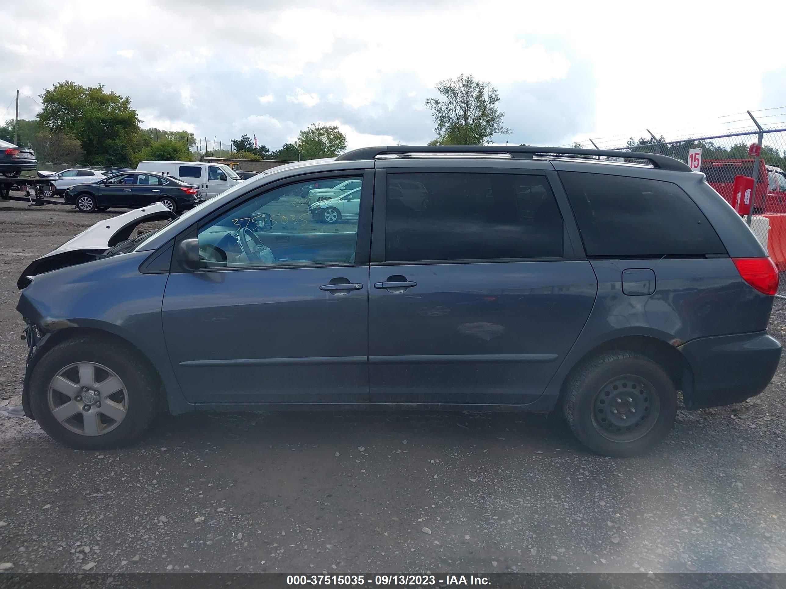 Photo 13 VIN: 5TDKK4CC0AS314553 - TOYOTA SIENNA 