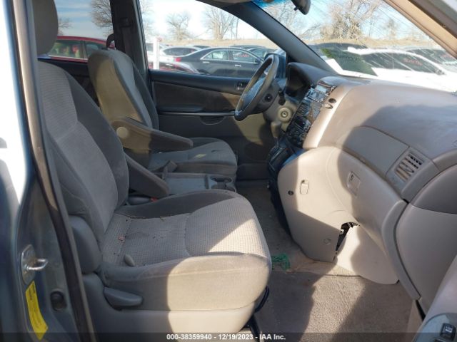 Photo 4 VIN: 5TDKK4CC0AS317341 - TOYOTA SIENNA 