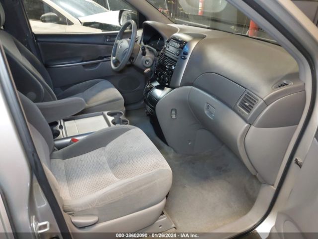 Photo 4 VIN: 5TDKK4CC0AS328758 - TOYOTA SIENNA 