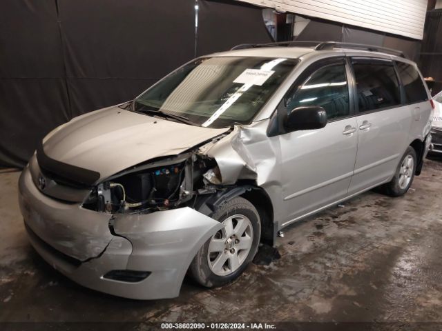 Photo 5 VIN: 5TDKK4CC0AS328758 - TOYOTA SIENNA 