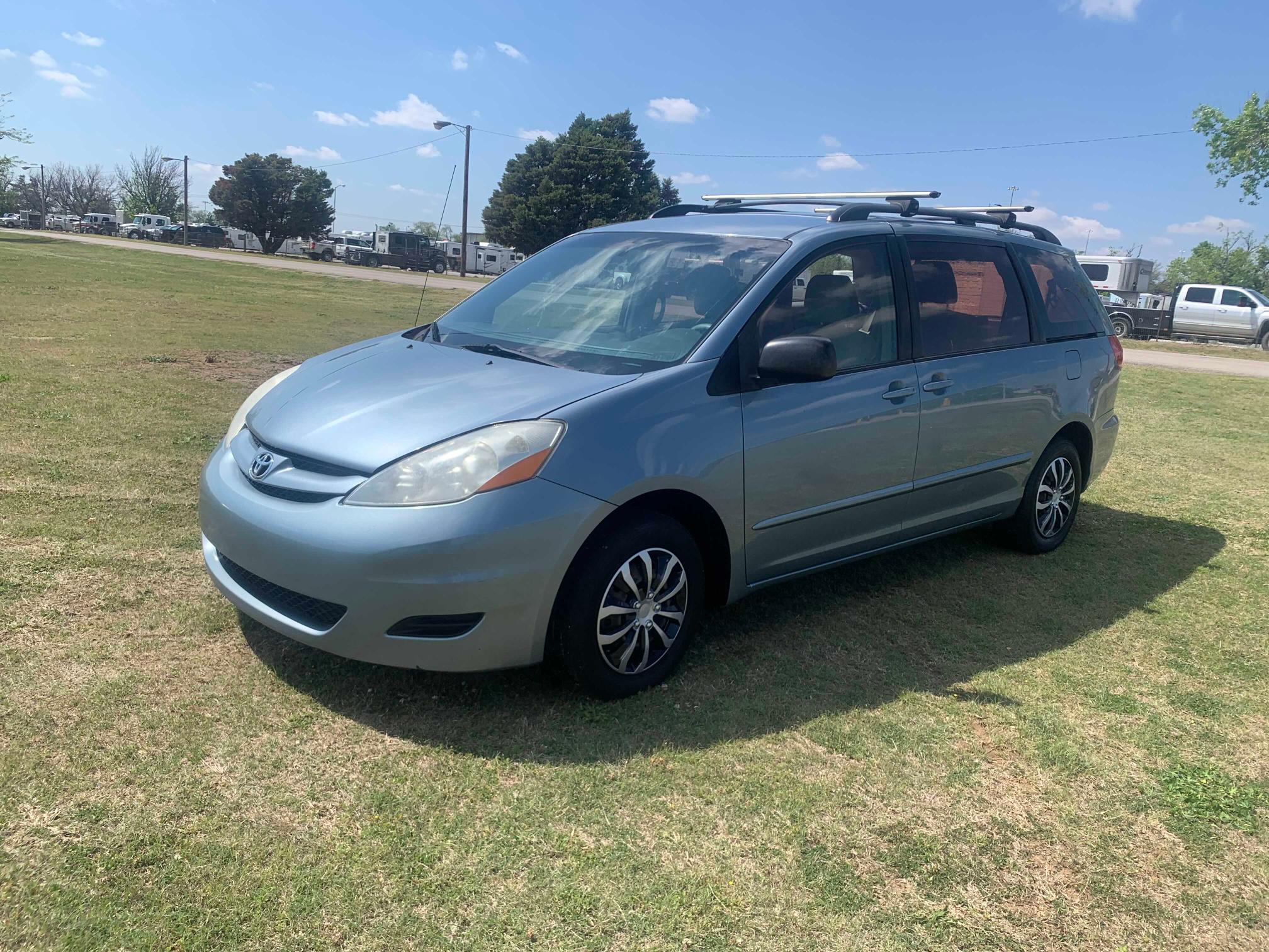 Photo 1 VIN: 5TDKK4CC1AS324637 - TOYOTA SIENNA CE 