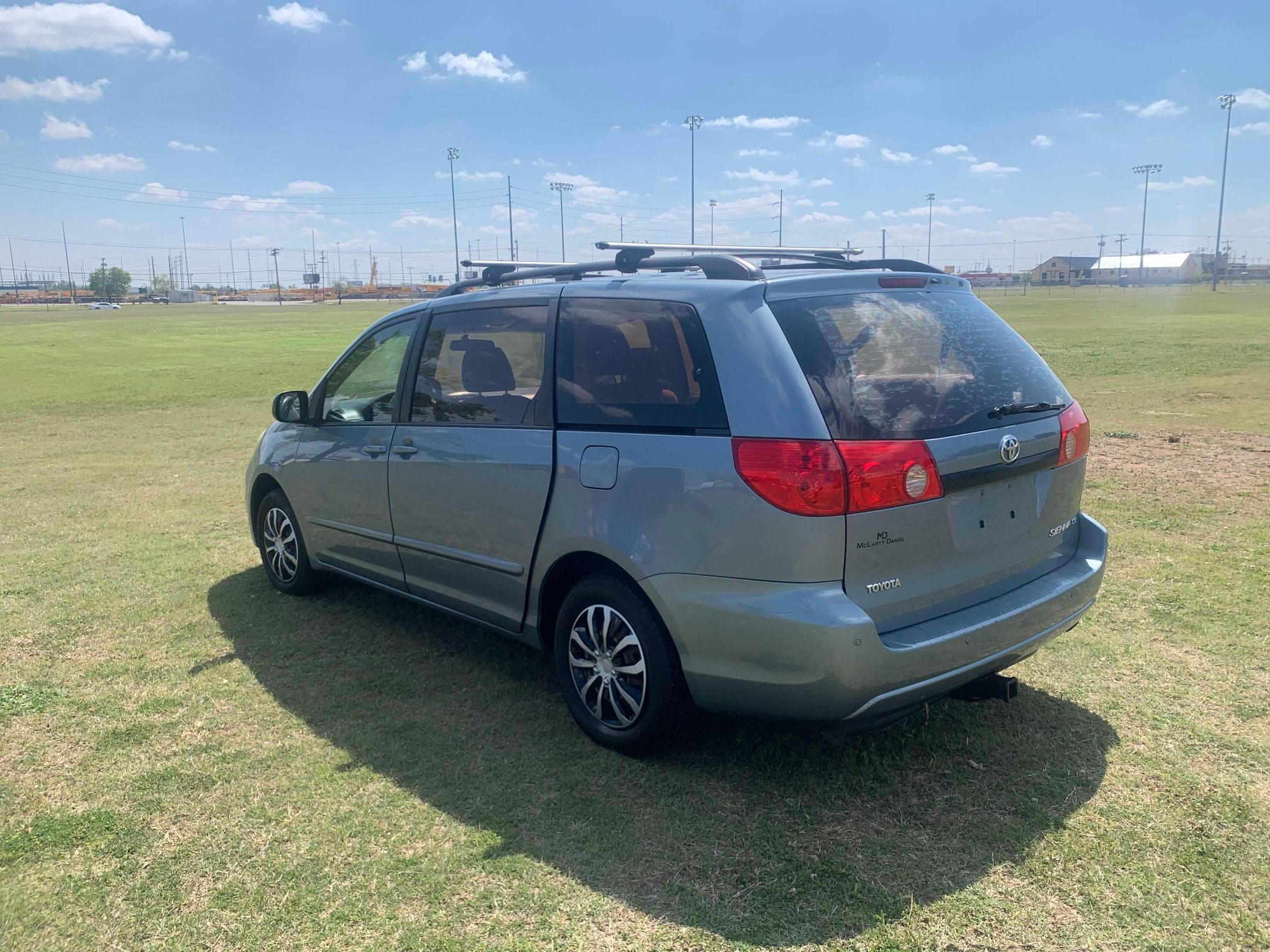 Photo 2 VIN: 5TDKK4CC1AS324637 - TOYOTA SIENNA CE 