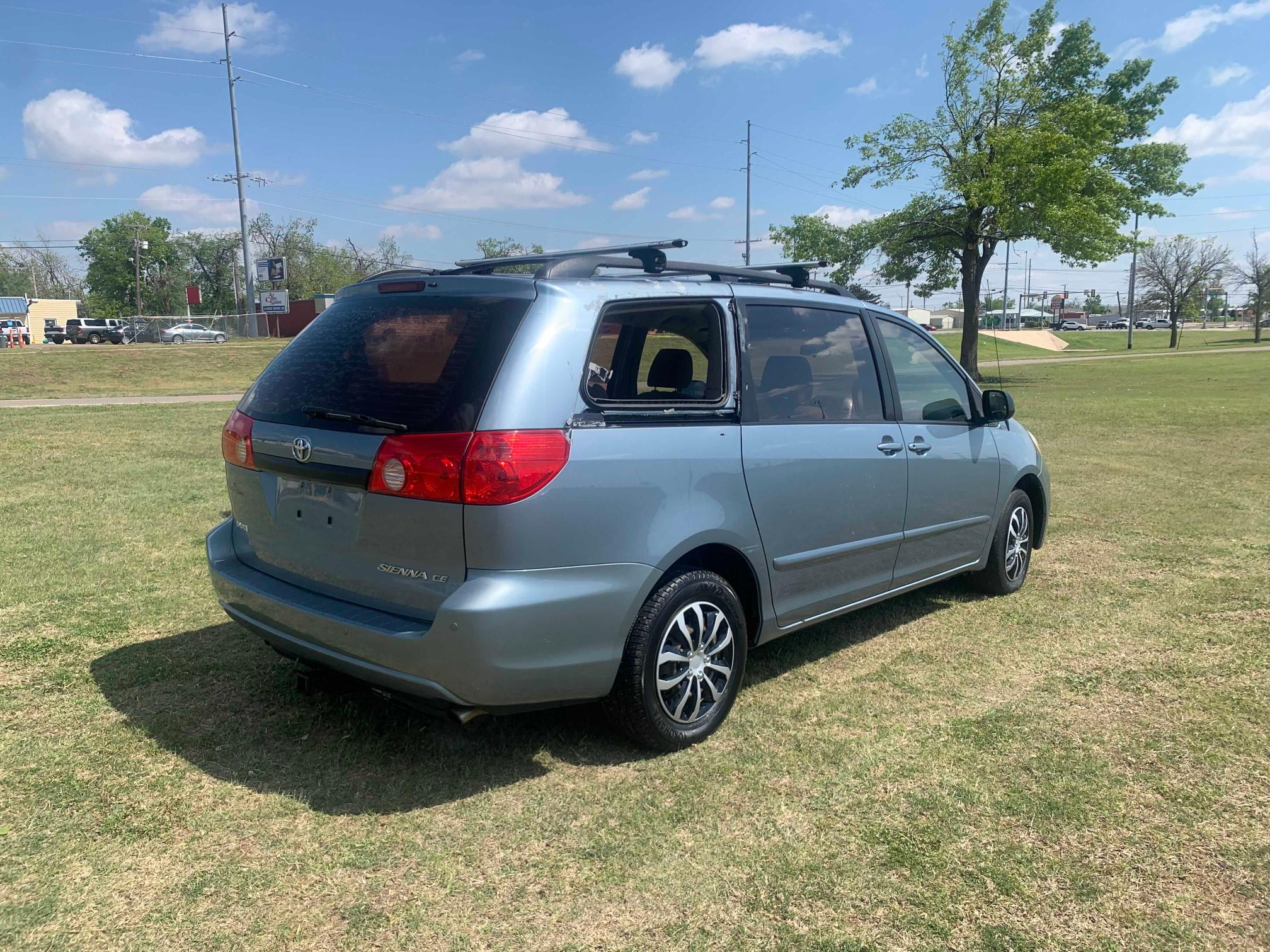 Photo 3 VIN: 5TDKK4CC1AS324637 - TOYOTA SIENNA CE 