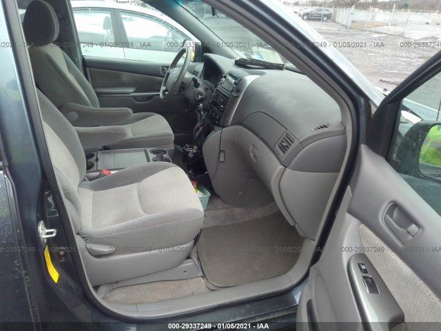 Photo 4 VIN: 5TDKK4CC1AS336075 - TOYOTA SIENNA 