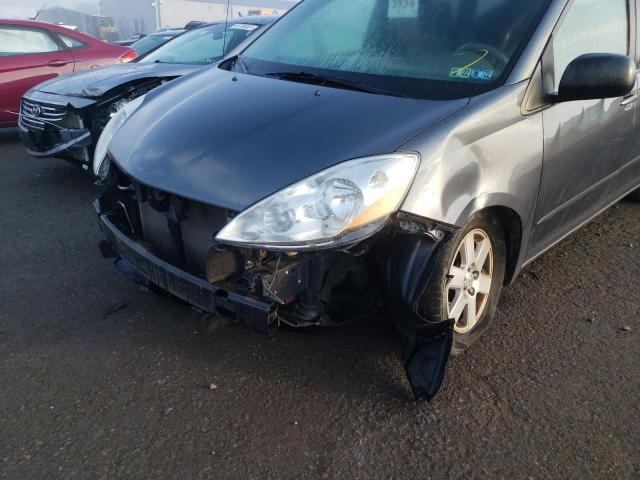 Photo 8 VIN: 5TDKK4CC1AS337503 - TOYOTA SIENNA CE 