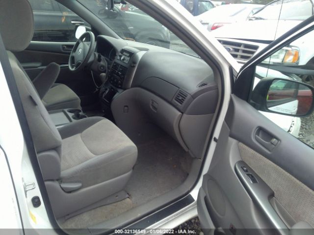 Photo 4 VIN: 5TDKK4CC1AS340126 - TOYOTA SIENNA 