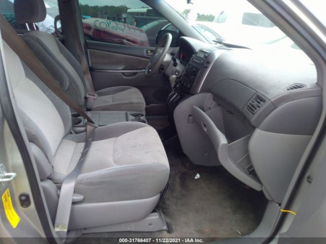 Photo 4 VIN: 5TDKK4CC2AS298890 - TOYOTA SIENNA 