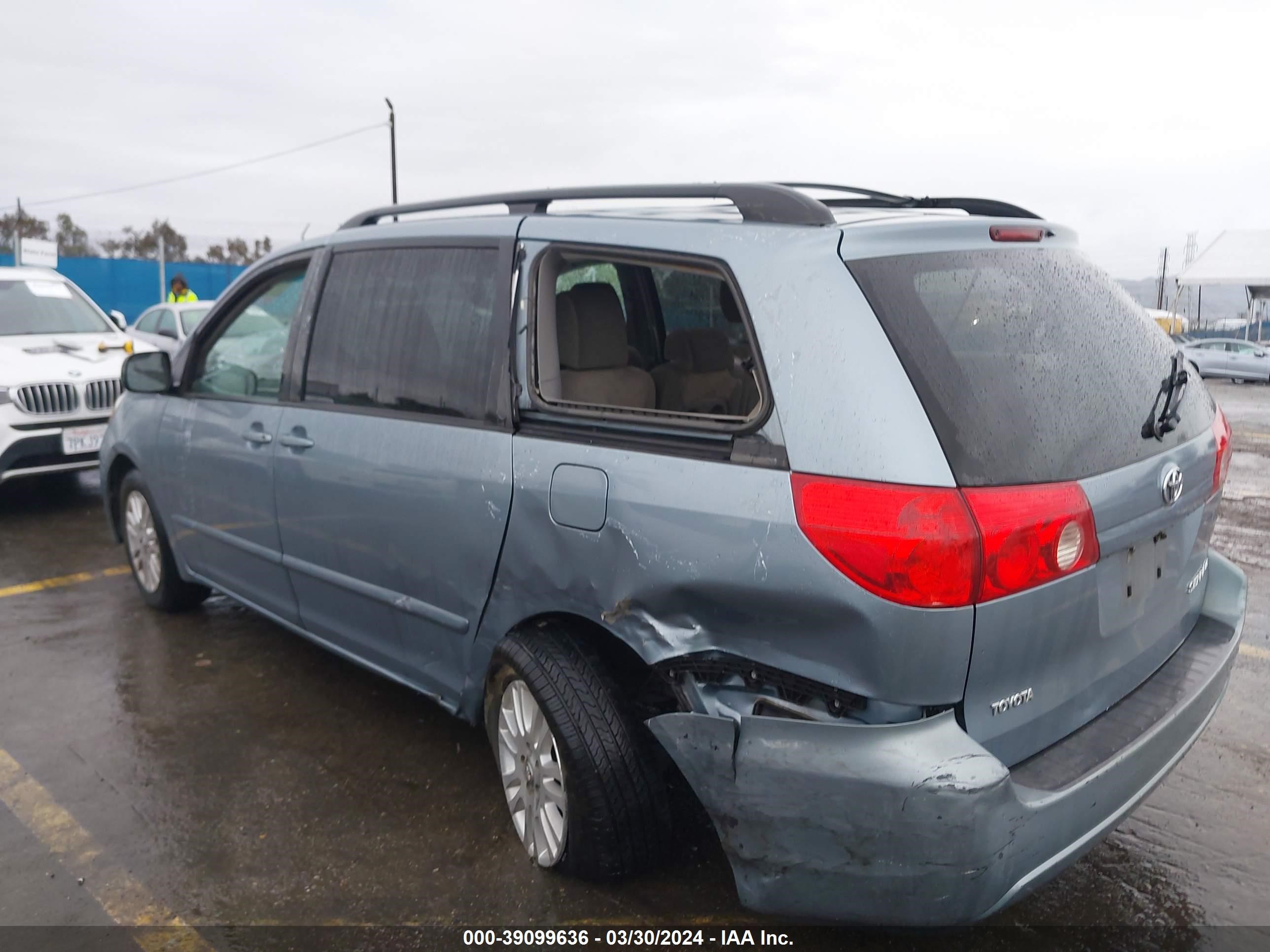 Photo 2 VIN: 5TDKK4CC2AS324470 - TOYOTA SIENNA 