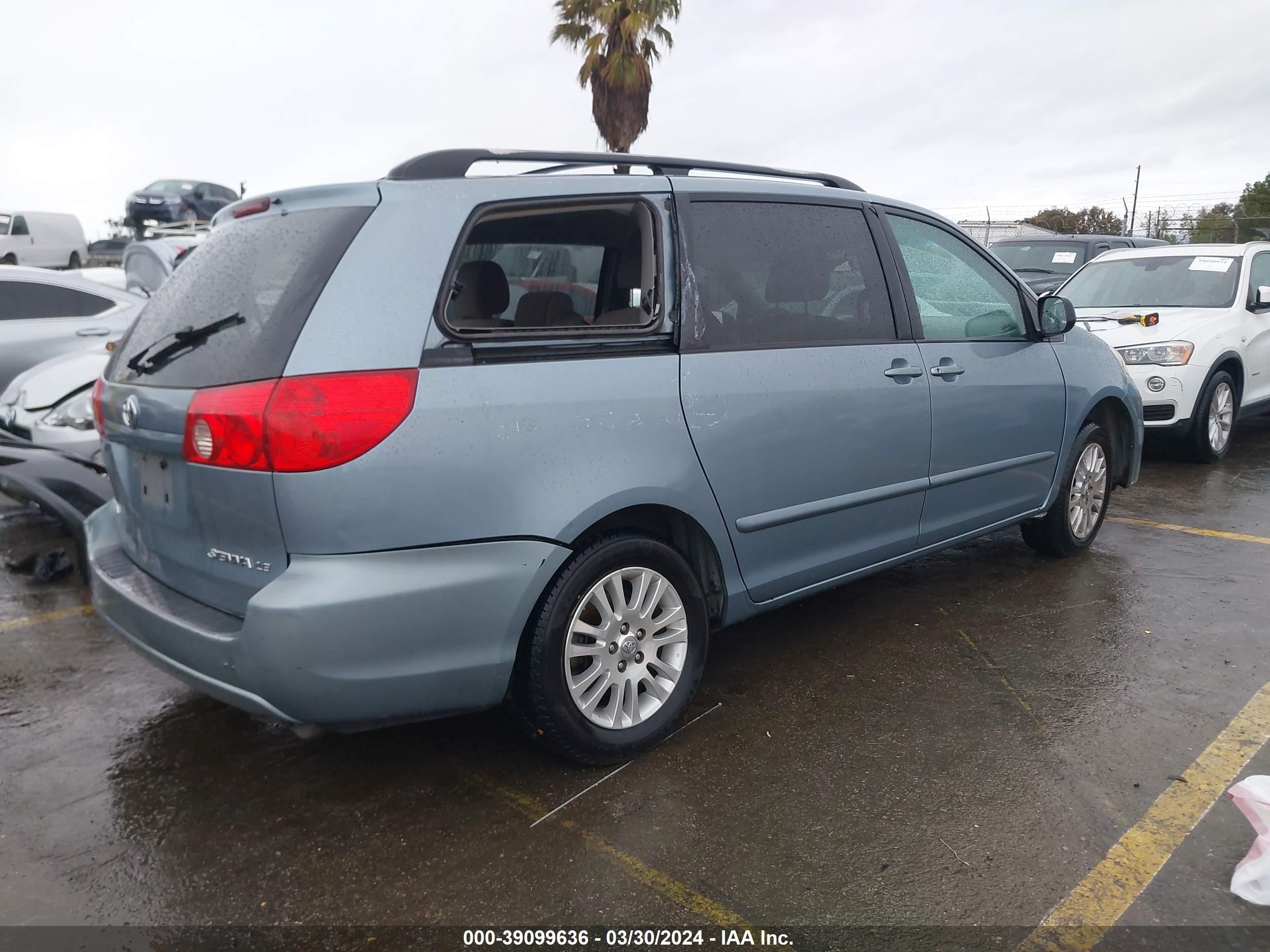 Photo 3 VIN: 5TDKK4CC2AS324470 - TOYOTA SIENNA 