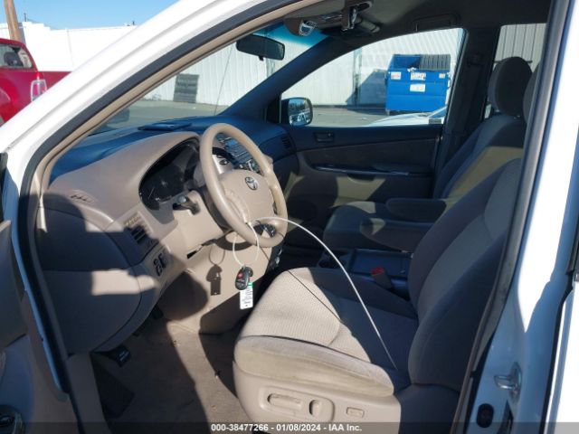 Photo 4 VIN: 5TDKK4CC3AS290474 - TOYOTA SIENNA 