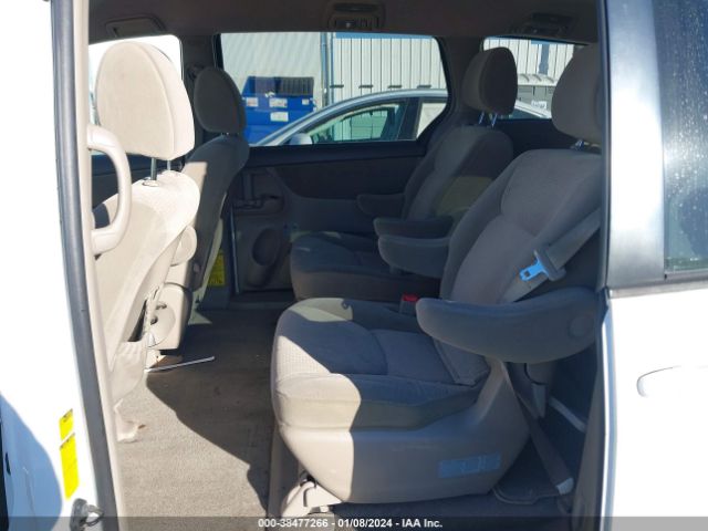 Photo 7 VIN: 5TDKK4CC3AS290474 - TOYOTA SIENNA 