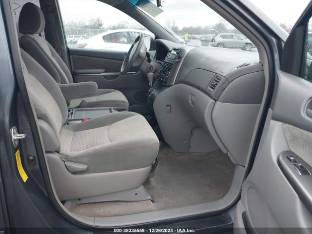 Photo 4 VIN: 5TDKK4CC3AS309380 - TOYOTA SIENNA 