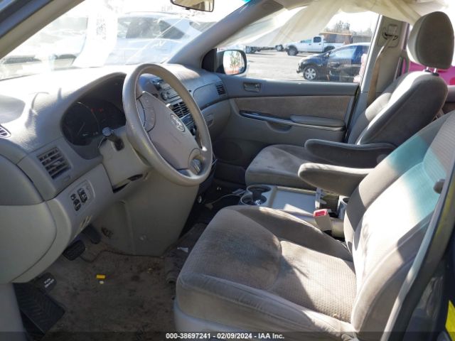 Photo 4 VIN: 5TDKK4CC3AS311646 - TOYOTA SIENNA 