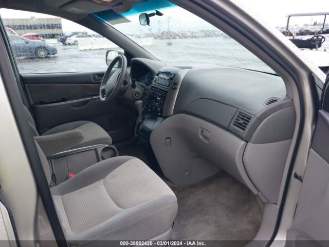 Photo 4 VIN: 5TDKK4CC3AS340614 - TOYOTA SIENNA 