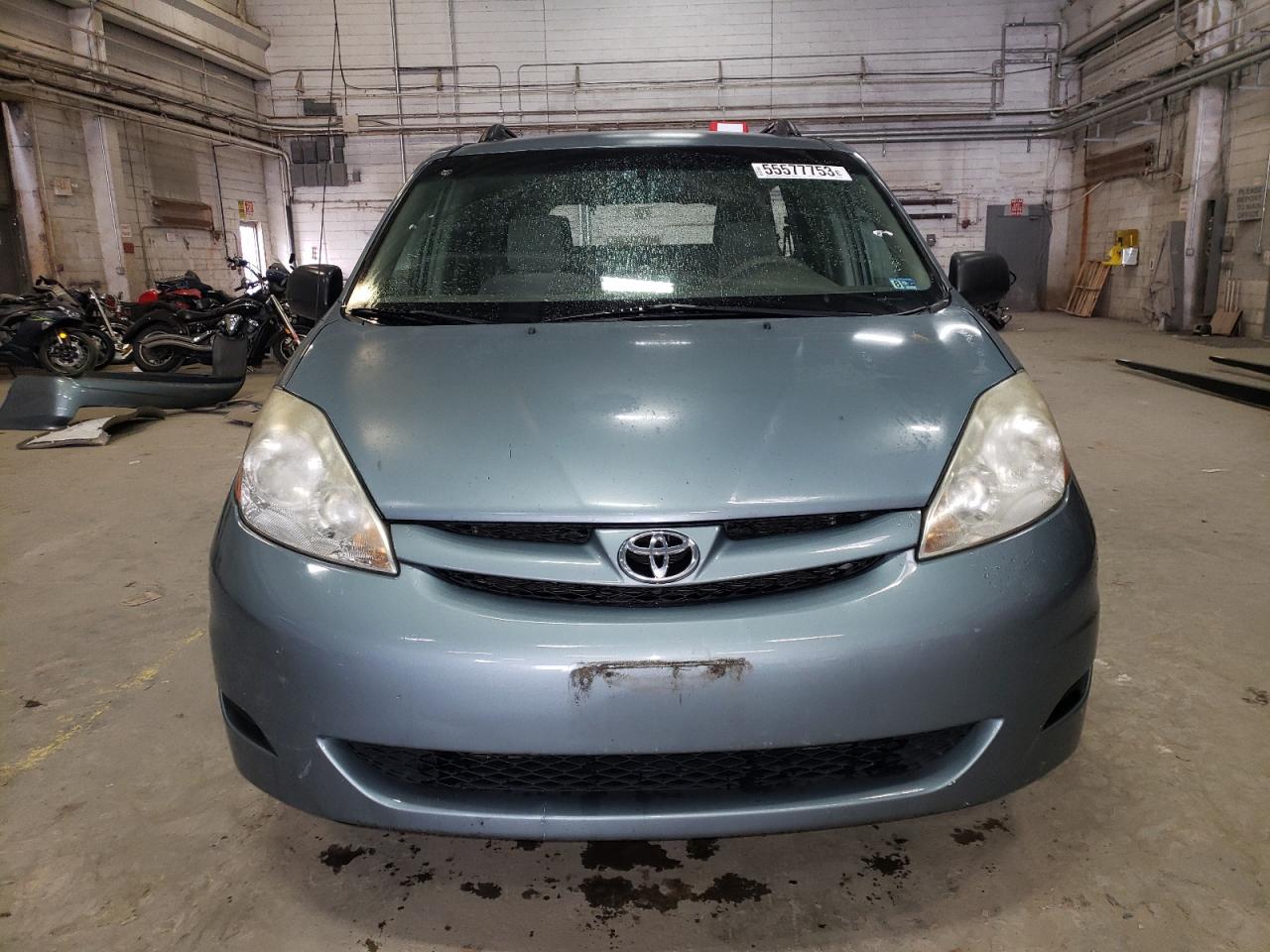 Photo 4 VIN: 5TDKK4CC4AS307993 - TOYOTA SIENNA 