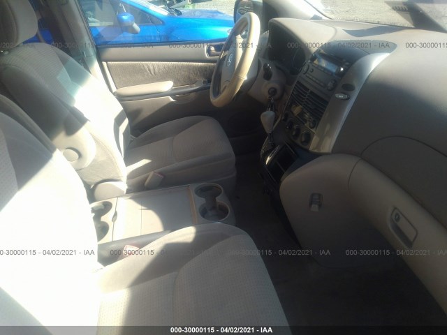 Photo 4 VIN: 5TDKK4CC5AS304259 - TOYOTA SIENNA 