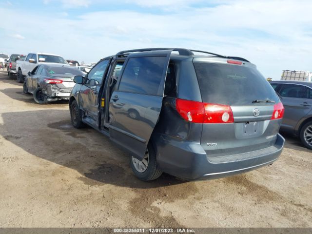 Photo 2 VIN: 5TDKK4CC5AS318257 - TOYOTA SIENNA 