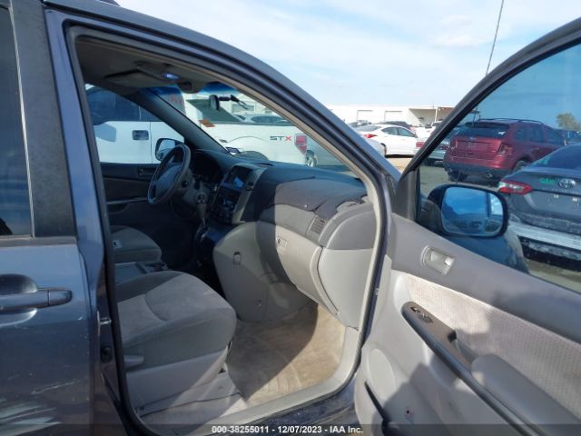 Photo 4 VIN: 5TDKK4CC5AS318257 - TOYOTA SIENNA 