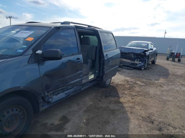 Photo 5 VIN: 5TDKK4CC5AS318257 - TOYOTA SIENNA 