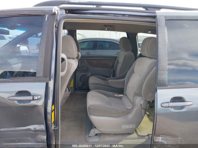 Photo 7 VIN: 5TDKK4CC5AS318257 - TOYOTA SIENNA 