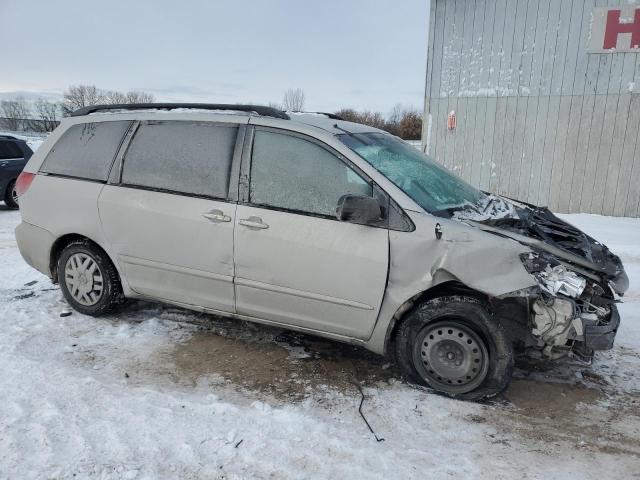 Photo 3 VIN: 5TDKK4CC5AS320204 - TOYOTA SIENNA CE 