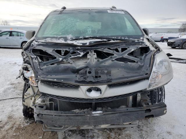 Photo 4 VIN: 5TDKK4CC5AS320204 - TOYOTA SIENNA CE 