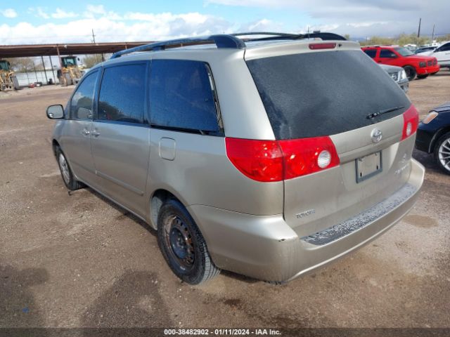 Photo 2 VIN: 5TDKK4CC5AS335012 - TOYOTA SIENNA 