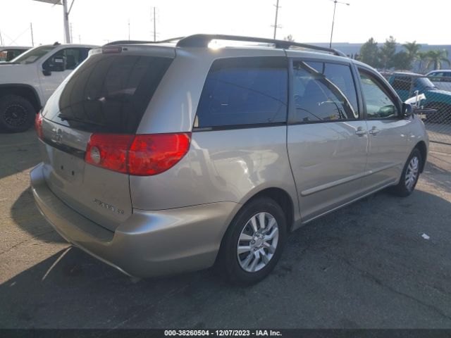 Photo 3 VIN: 5TDKK4CC6AS315058 - TOYOTA SIENNA 