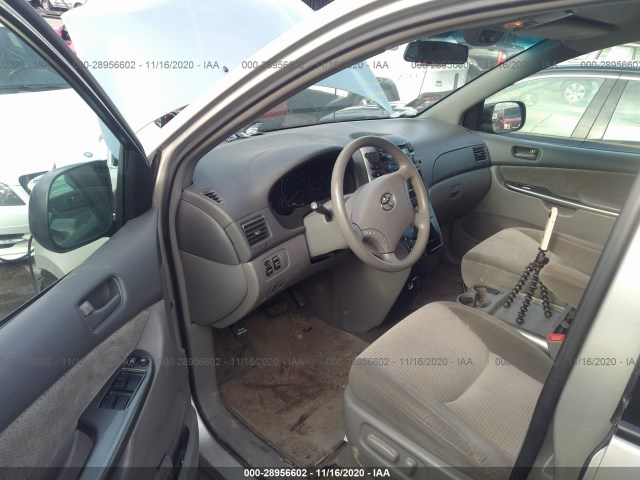 Photo 4 VIN: 5TDKK4CC6AS325377 - TOYOTA SIENNA 