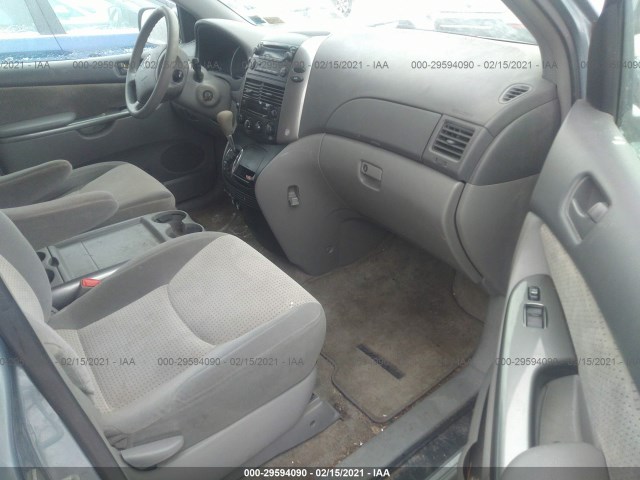 Photo 4 VIN: 5TDKK4CC6AS328098 - TOYOTA SIENNA 