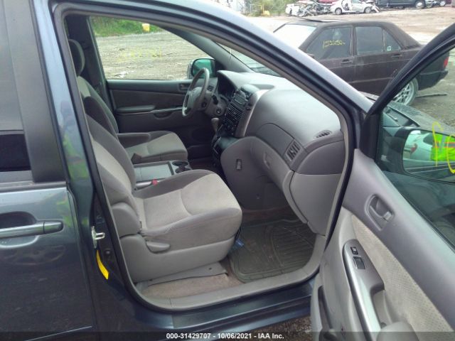 Photo 4 VIN: 5TDKK4CC7AS290414 - TOYOTA SIENNA 