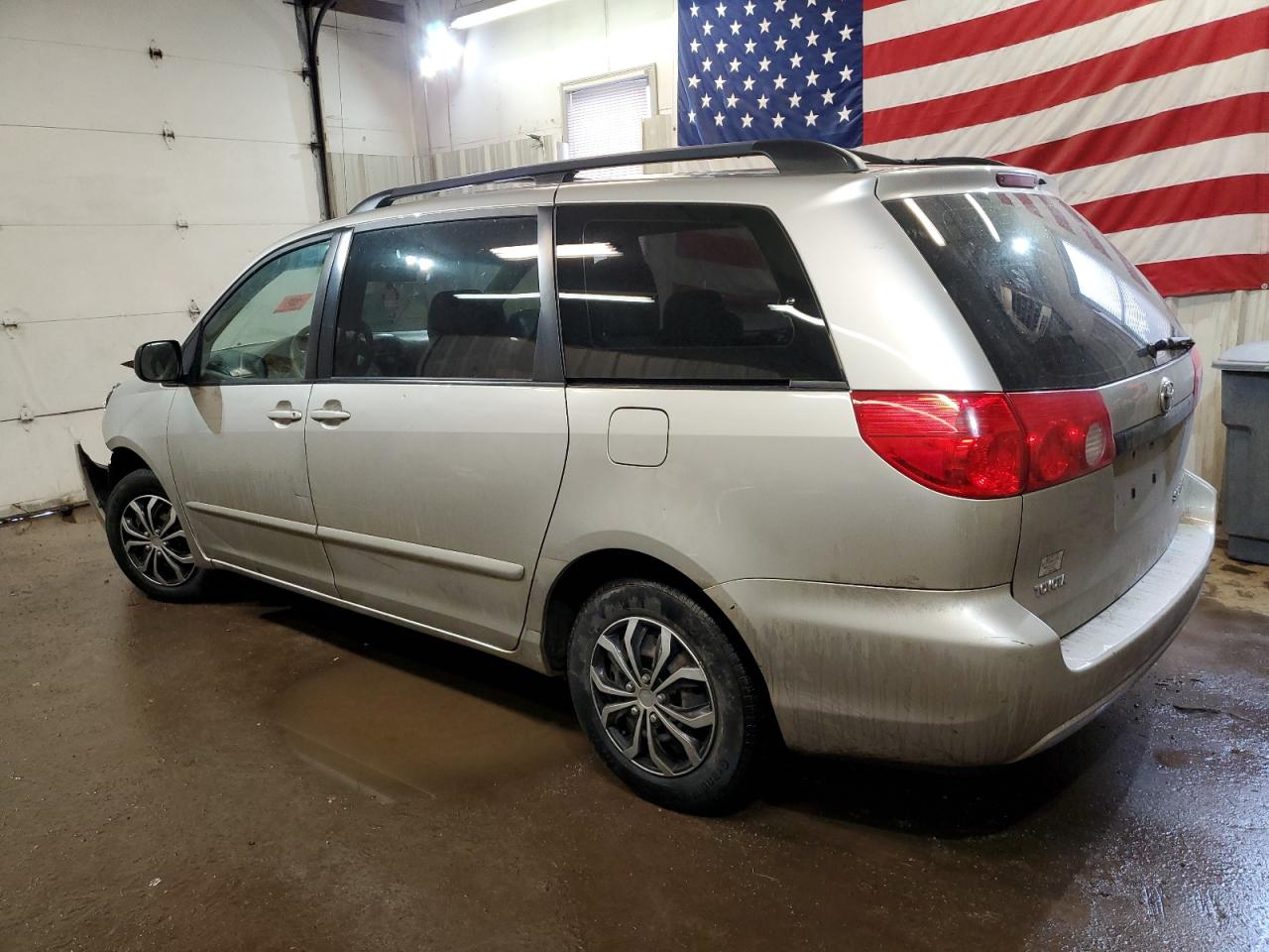 Photo 1 VIN: 5TDKK4CC7AS294379 - TOYOTA SIENNA 