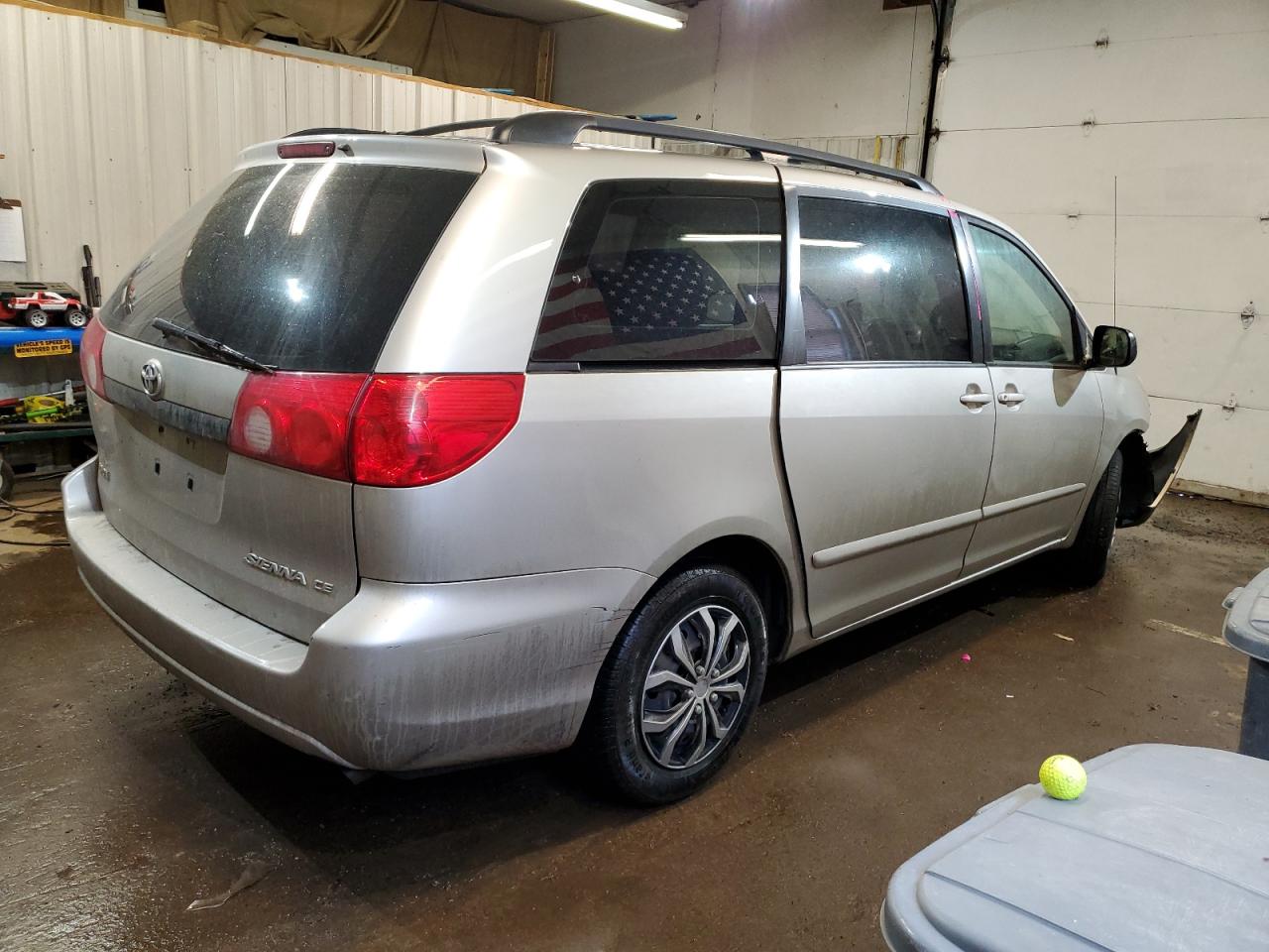 Photo 2 VIN: 5TDKK4CC7AS294379 - TOYOTA SIENNA 