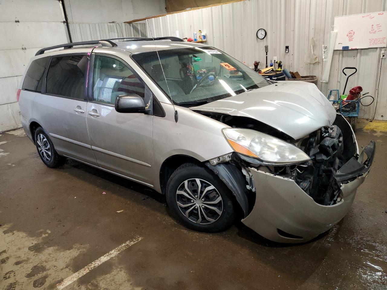 Photo 3 VIN: 5TDKK4CC7AS294379 - TOYOTA SIENNA 