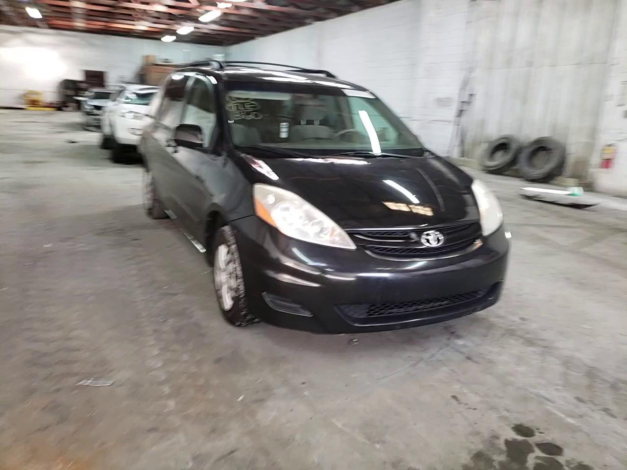 Photo 10 VIN: 5TDKK4CC7AS324741 - TOYOTA SIENNA CE 