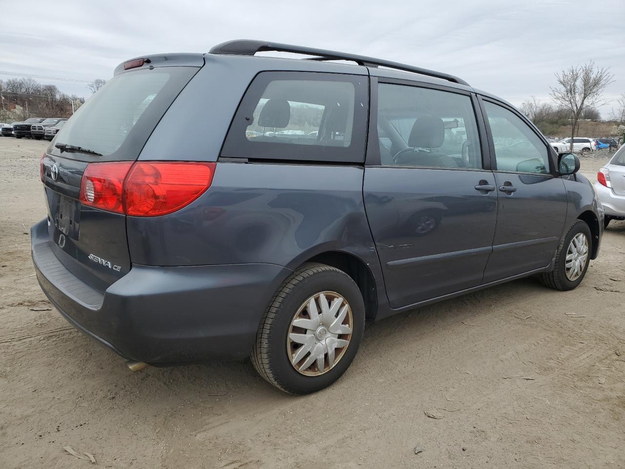 Photo 2 VIN: 5TDKK4CC8AS296545 - TOYOTA SIENNA 