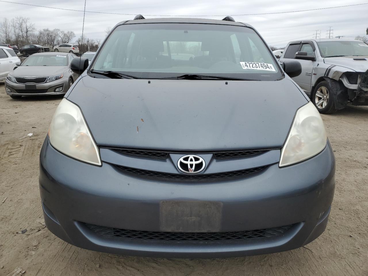 Photo 4 VIN: 5TDKK4CC8AS296545 - TOYOTA SIENNA 