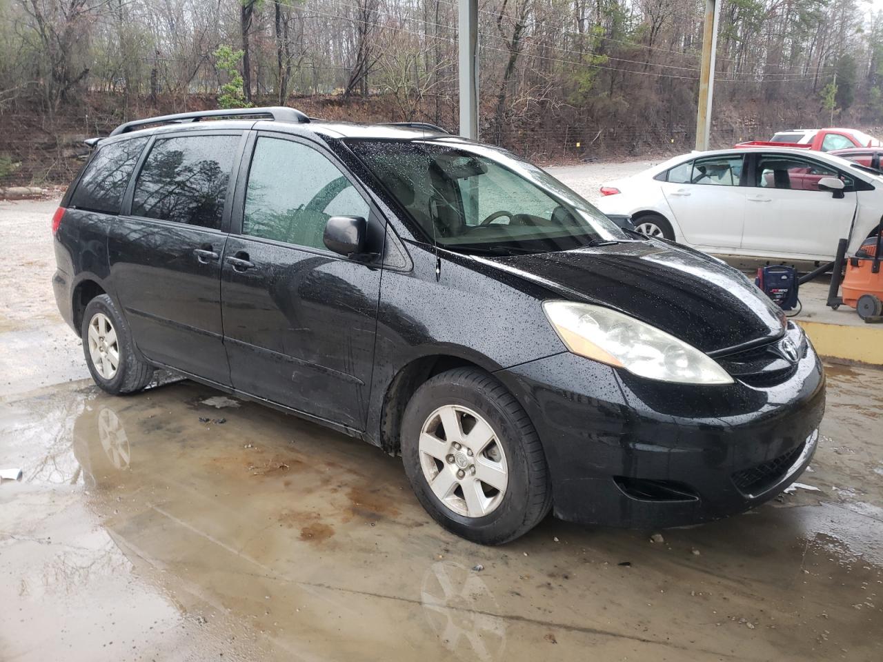 Photo 3 VIN: 5TDKK4CC8AS297016 - TOYOTA SIENNA 