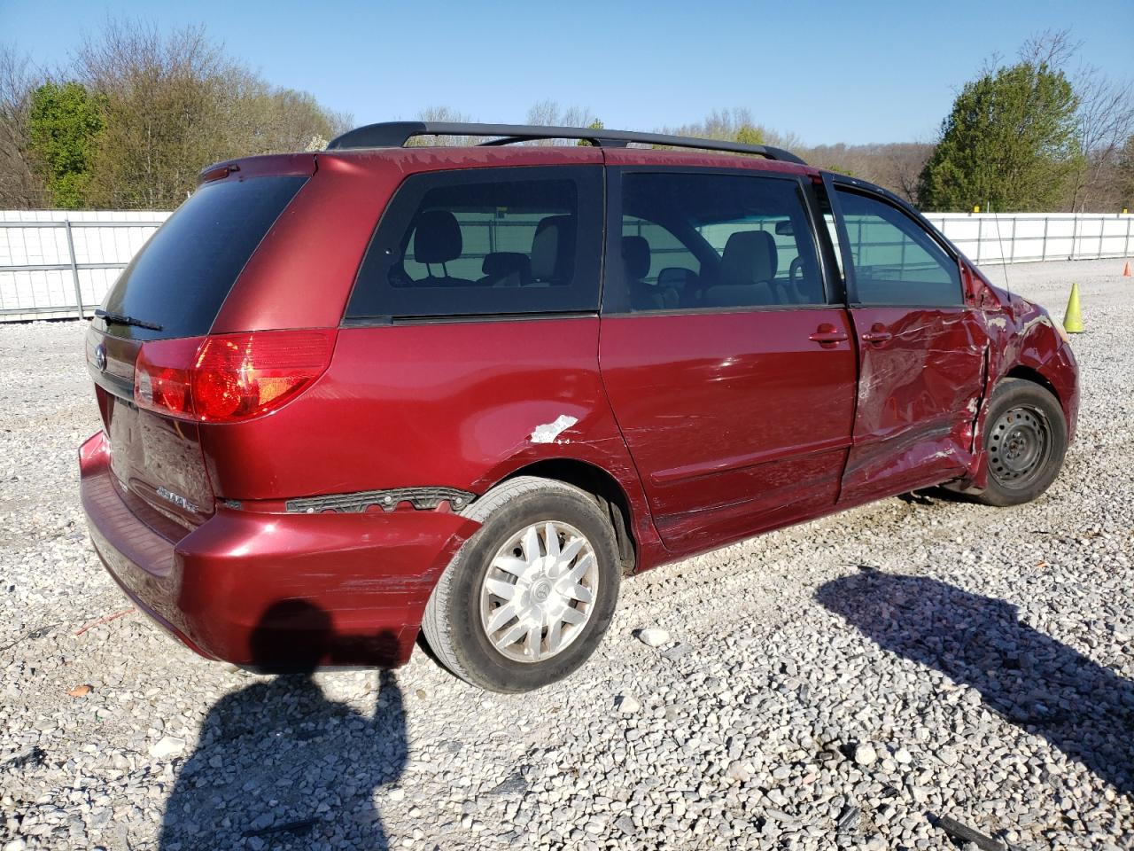 Photo 2 VIN: 5TDKK4CC8AS308287 - TOYOTA SIENNA 