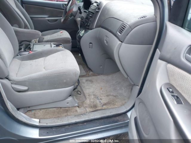 Photo 4 VIN: 5TDKK4CC8AS320357 - TOYOTA SIENNA 