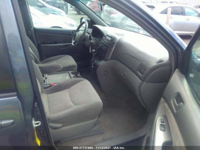 Photo 4 VIN: 5TDKK4CC8AS322626 - TOYOTA SIENNA 