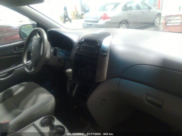 Photo 4 VIN: 5TDKK4CC9AS293895 - TOYOTA SIENNA 