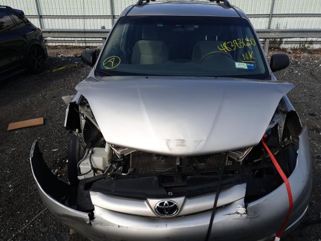 Photo 8 VIN: 5TDKK4CC9AS320299 - TOYOTA SIENNA CE 