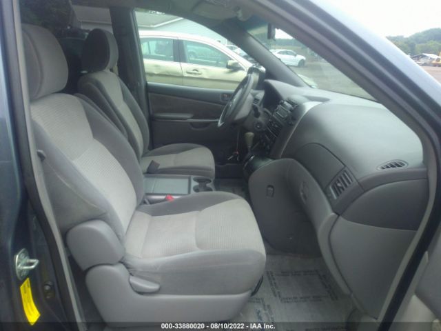 Photo 4 VIN: 5TDKK4CC9AS320710 - TOYOTA SIENNA 