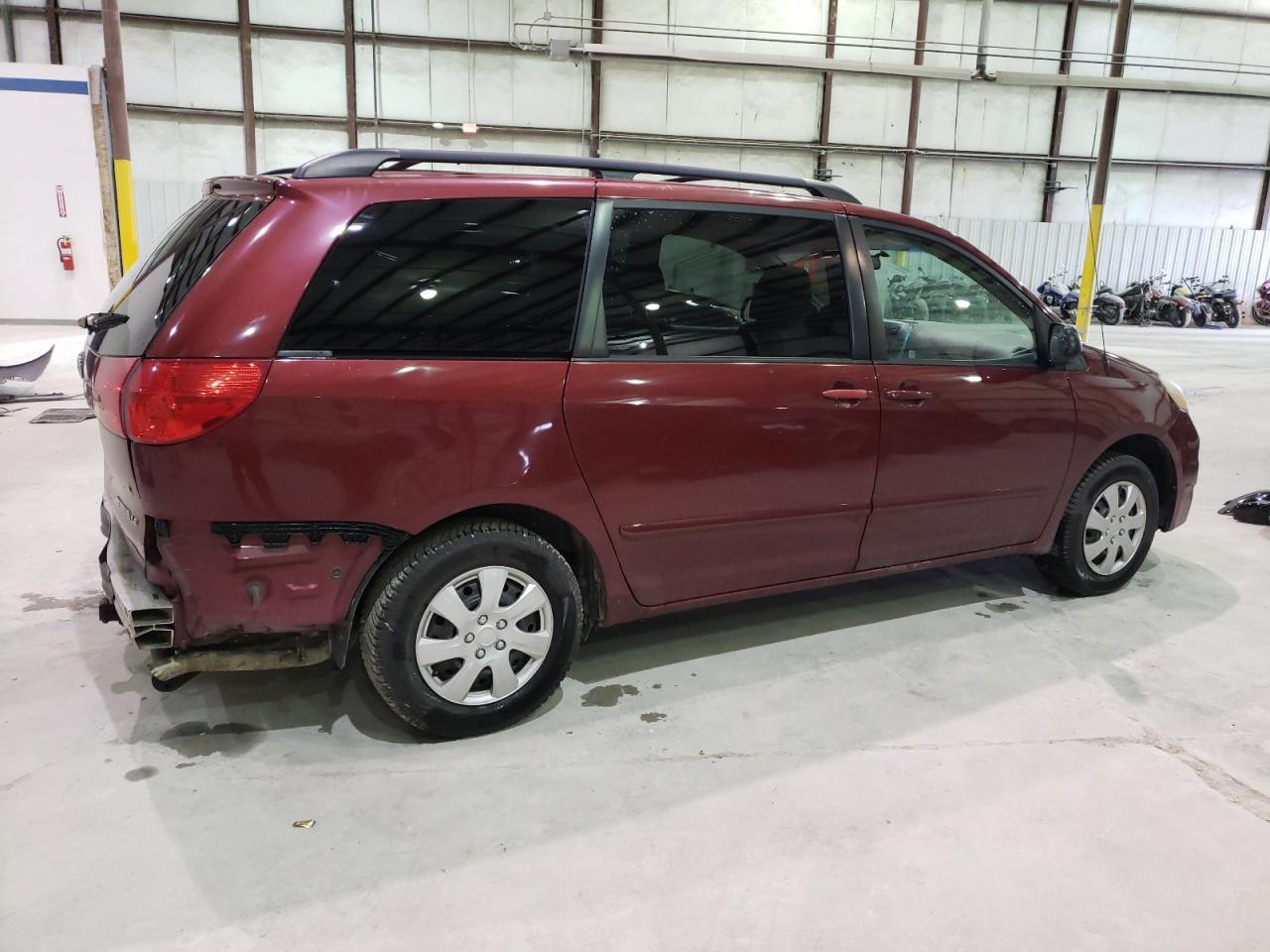 Photo 2 VIN: 5TDKK4CC9AS323980 - TOYOTA SIENNA 