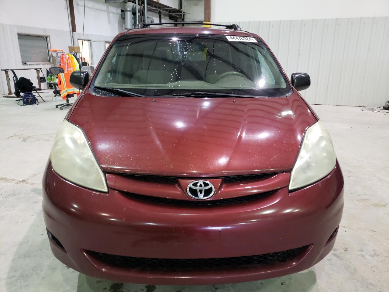 Photo 4 VIN: 5TDKK4CC9AS323980 - TOYOTA SIENNA 