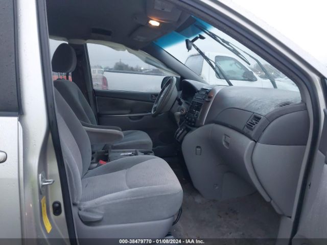 Photo 4 VIN: 5TDKK4CCXAS307058 - TOYOTA SIENNA 